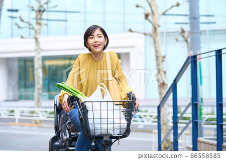 媽媽騎自行車去超市購物 86558585