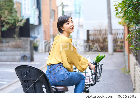 Mom riding a bicycle and shopping at a supermarket 86558592