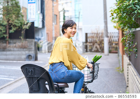 媽媽騎自行車去超市購物 86558593