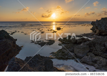 Watch the sunset on the horizon on the coast of the southern island (Amami Islands, Kagoshima Prefecture, Okinoerabujima) Watch the sunset on the horizon on the coast of the southern island (Amami Islands, Kagoshima Prefecture, Okinoerabujima) 86558636