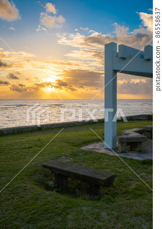 Sunset seen from the rest area on the coast of the southern island (Amami Islands, Kagoshima Prefecture, Okinoerabujima) Sunset seen from the rest area on the coast of the southern island (Amami Islands, Kagoshima Prefecture, Okinoerabujima) 86558637