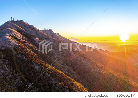 Sunrise and Mt. Tsukuba (Ibaraki Prefecture) 86560117