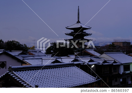 下雪的八坂塔的早晨 86560397