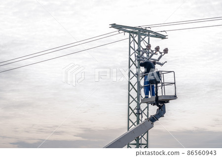 repair of high voltage power line on the pole 86560943