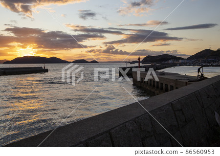 Dusk of fishing port 86560953
