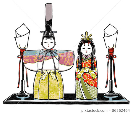 一個木紋立式娃娃和一對油燈，放在一個黑色的架子上。 86562464