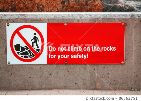 Do not climb on the rocks sign 86562751