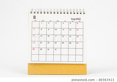 August 2022 desk calendar on white background. 86563413