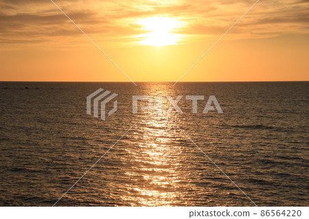 橙色太陽照亮的傍晚大海的風景攝影 86564220