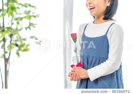 試圖在母親節送康乃馨的女孩 86566072