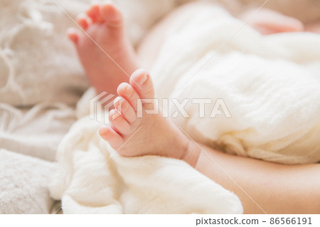 Newborn baby 86566191
