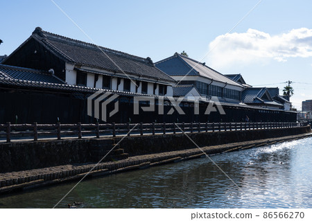 Tomoeha River and old storehouse in Tochigi City, Tochigi Prefecture (January) 86566270