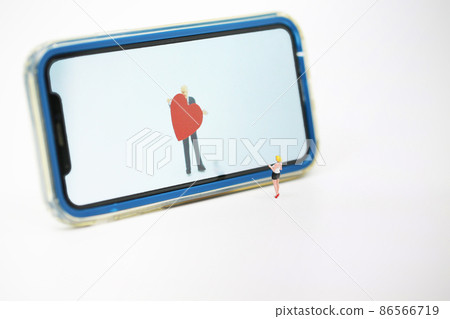 couple keep in touch through cell phone 86566719