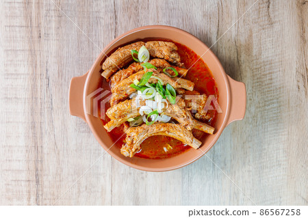 韓國菜在盤子裡煮了排骨 86567258
