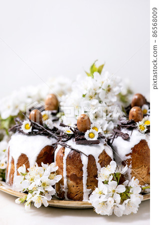 Homemade traditionla ortodox Easter cake traditional kulich 86568009