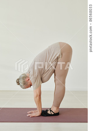 Side view of active elderly woman 86568033