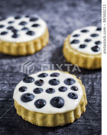 Tartlets with custard and blueberries 86568213
