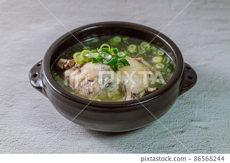 Korean food samgyetang cooked in an earthenware pot Korean food samgyetang cooked in an earthenware pot 86568244
