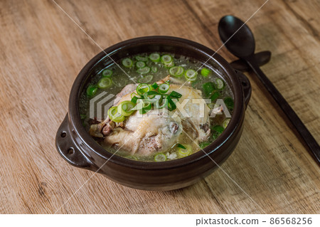 Korean food samgyetang cooked in an earthenware pot 86568256