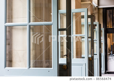 法國巴黎北站入口處的淡色門 86568474