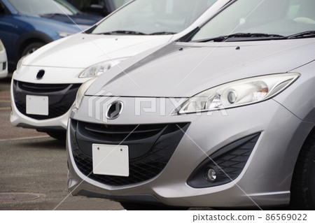 Mazda Premacy with two car images lined up 86569022