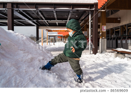 一個孩子在雪地裡玩耍的形象 男孩和女孩 86569609