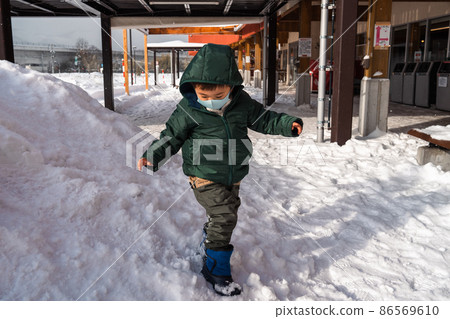 一個孩子在雪地裡玩耍的形象 男孩和女孩 86569610