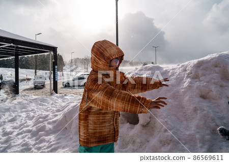 一個孩子在雪地裡玩耍的形象 男孩和女孩 86569611