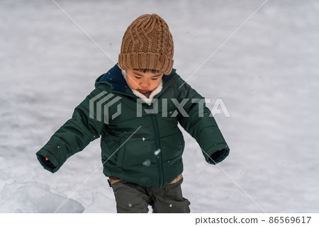 一個孩子在雪地裡玩耍的形象 男孩和女孩 86569617