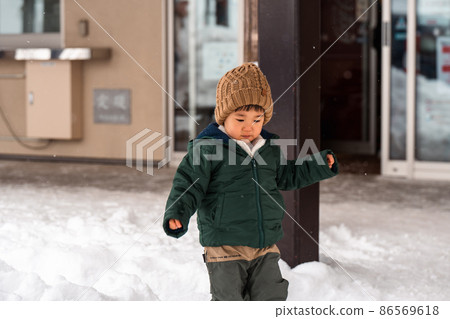 一個孩子在雪地裡玩耍的形象 男孩和女孩 86569618