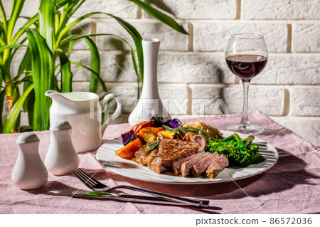 Beef steak with broccolini and potatoes 86572036