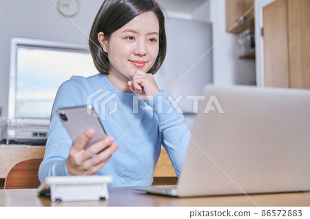 考慮資產管理的年輕女性 86572883