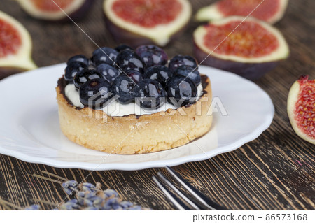 tartlet with cream and blueberries 86573168
