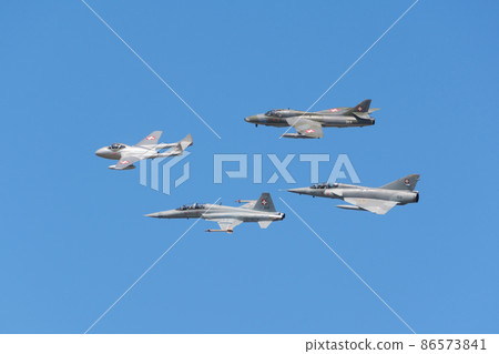 連續噴氣機的瑞士空軍編隊飛行 86573841