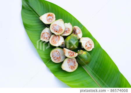 Chewing betel nut, Betel nut on green leaf 86574008
