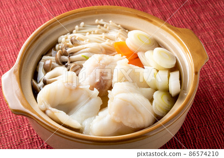 A yosenabe of Mishimaokoze in a small pot for one person. 86574210