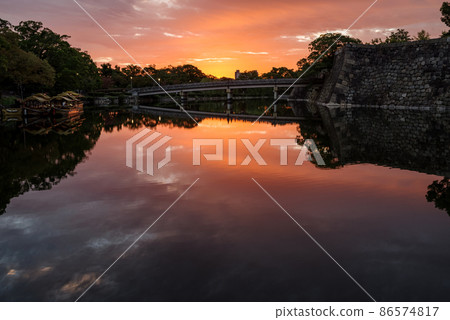 大阪城早晨的極樂橋風景和晨光中的內堀風景 86574817