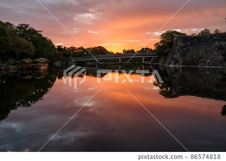 大阪城早晨的極樂橋風景和晨光中的內堀風景 86574818