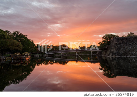 大阪城早晨的極樂橋風景和晨光中的內堀風景 86574819