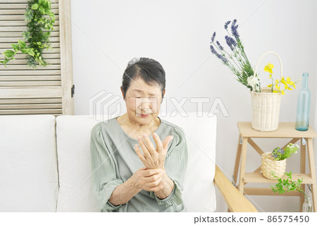 手疼的高級女人 86575450