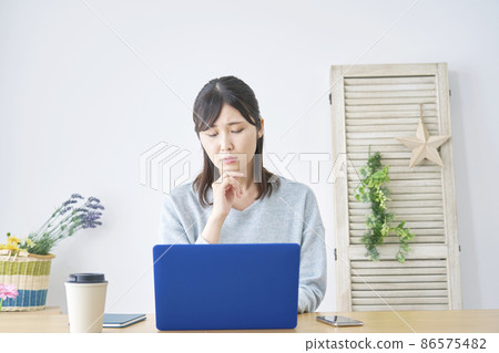 Female thinking PC living room Female thinking PC living room 86575482