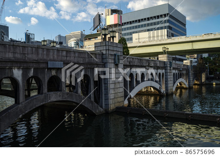 大阪中之島和堂島川上的水商橋 86575696