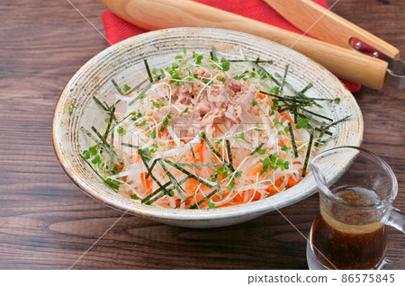 Radish salad. It is easy to cook and eat easily by shaving radish and carrots with a peeler. Don't forget the tuna can. Radish salad. It is easy to cook and eat easily by shaving radish and carrots with a peeler. Don't forget the tuna can. 86575845