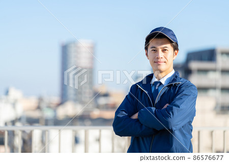 Businessman blue sky 86576677