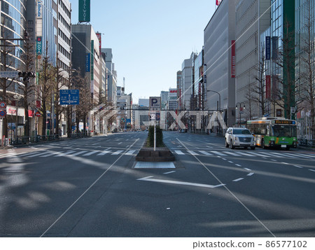 隆冬週日早晨 新宿站東口 86577102