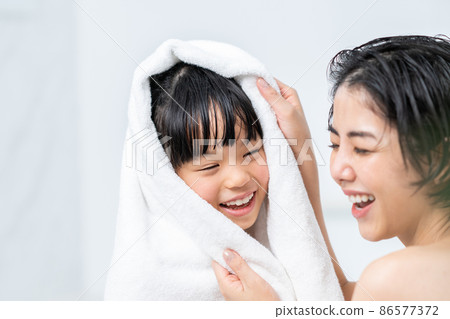 媽媽洗完澡給女兒擦身子 86577372