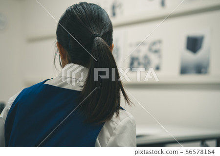 High school student attending art school prep school High school student attending art school prep school 86578164