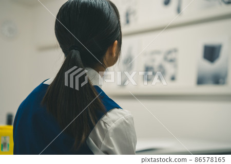 High school student attending art school prep school 86578165