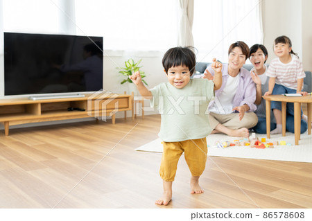 孩子和家人在客廳裡嬉戲 86578608