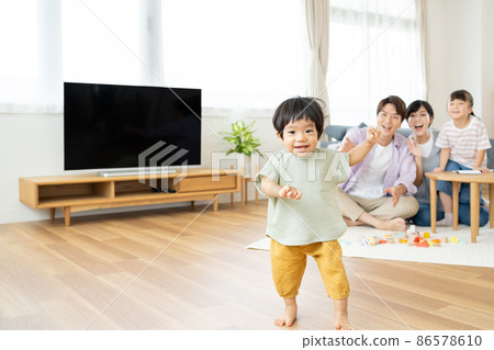 孩子和家人在客廳裡嬉戲 86578610